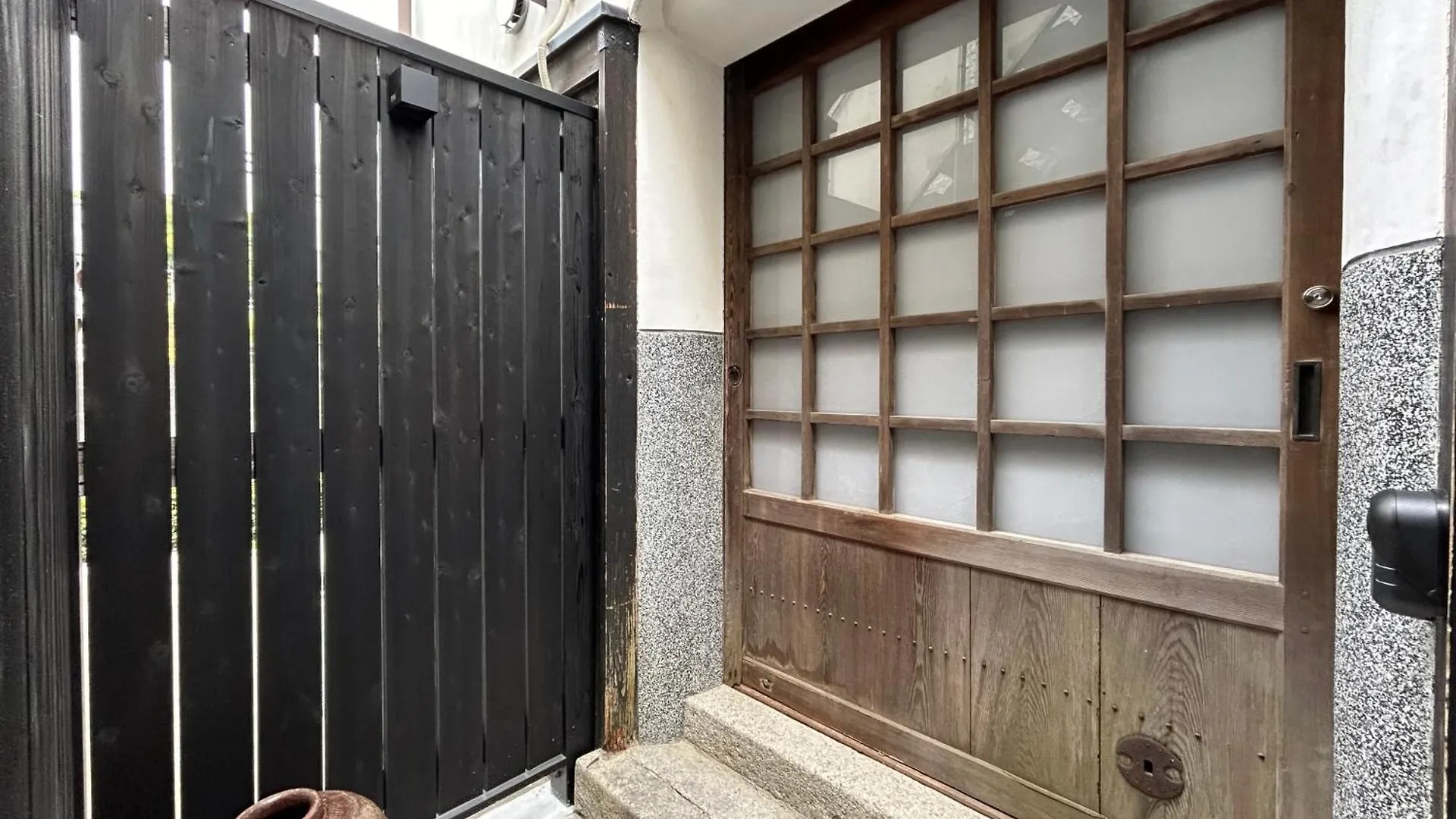The Bath & Bed Dogo築110年の蔵をリノベした源泉掛け流しの一棟貸しの温泉宿 Matsuyama  Japan