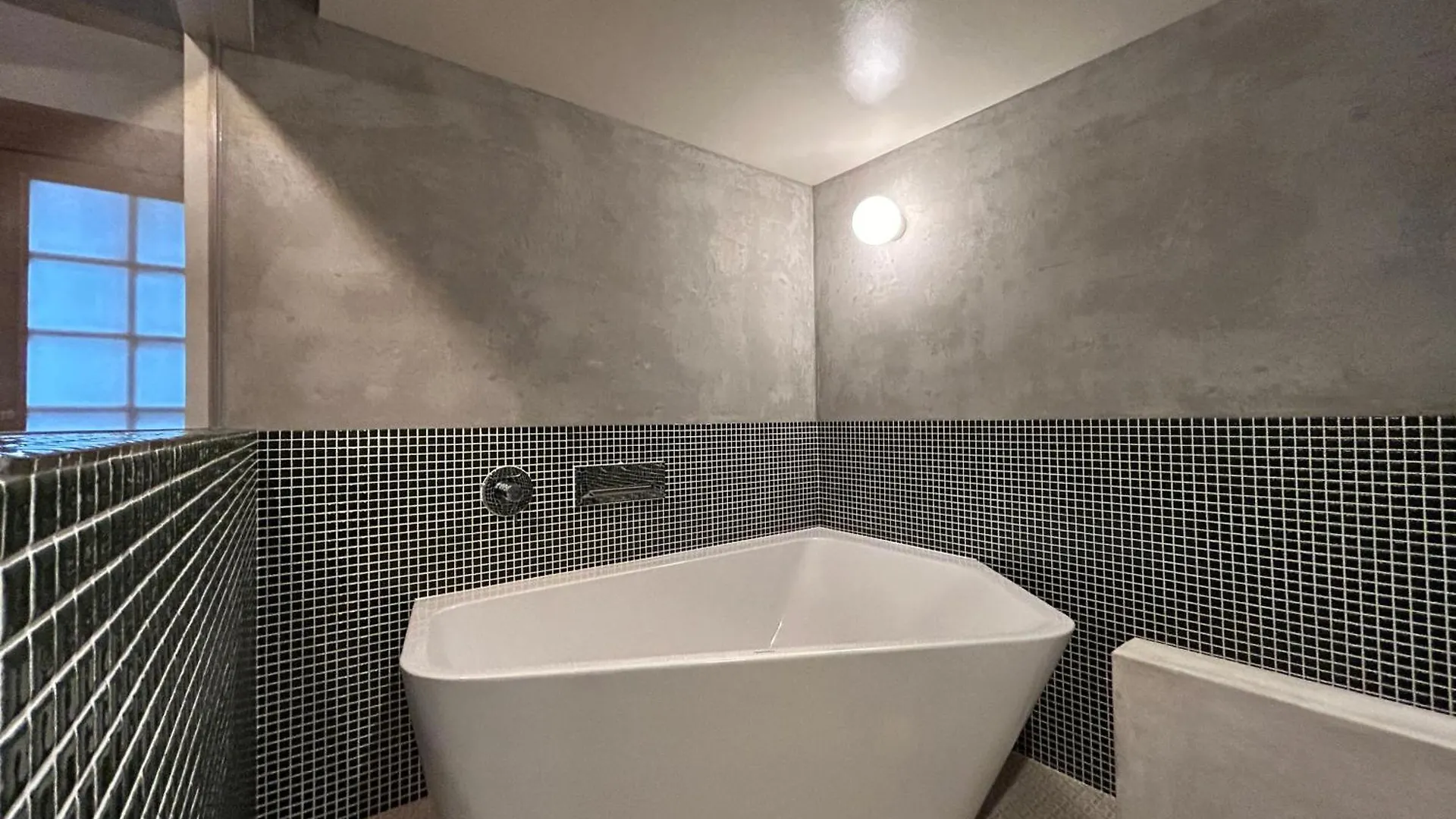 The Bath & Bed Dogo築110年の蔵をリノベした源泉掛け流しの一棟貸しの温泉宿 松山市 別荘